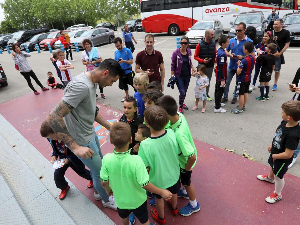 Aficionados esperaron este sábado a los jugadores a la salida del entrenamiento en El Alcoraz para conseguir autógrafos y fotografías.