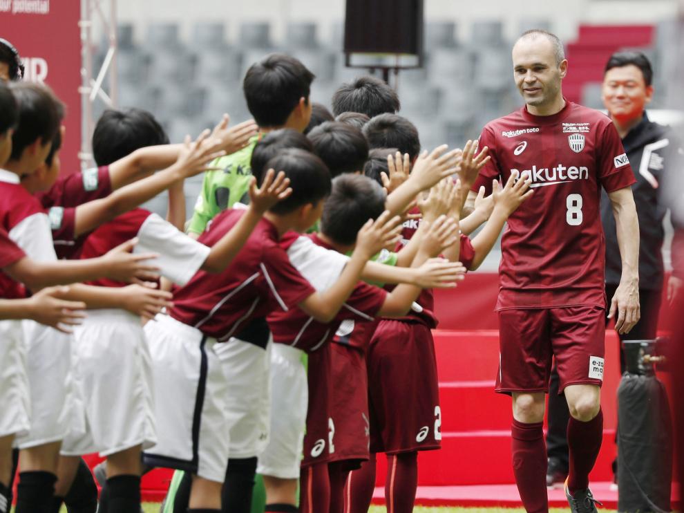 El "mago" Iniesta recibe una calurosa bienvenida ante 8.000 aficionados del Vissel Kobe