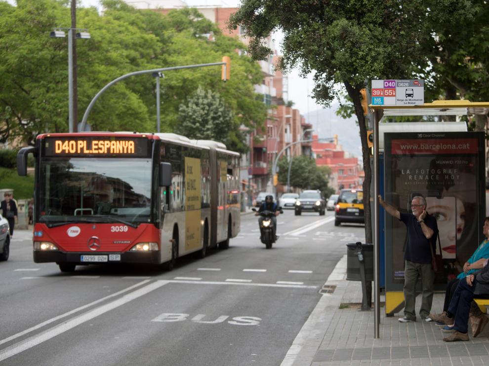 Inmediaciones del lugar donde un autobús urbano atropelló a un anciano en Barcelona