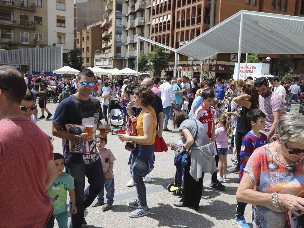 Lleno en la plaza de San Antonio en la celebración organizada por las peñas con motivo del ascenso a Primera