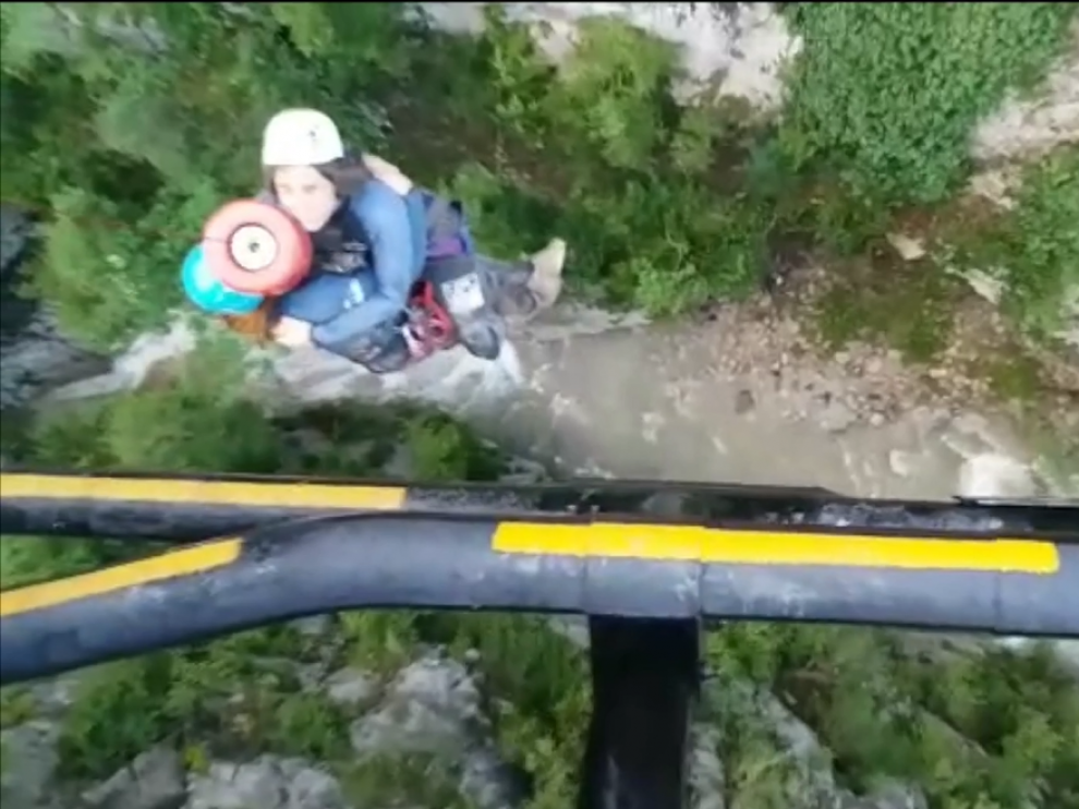 El helicóptero ha tenido que hacer siete ciclos de grúa para rescatar a los barranquistas