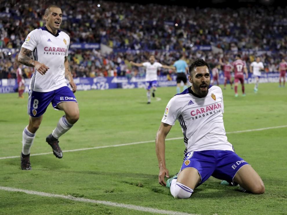 Borja Iglesias y Pombo celebran el 2-1 logrado por el ariete gallego de penalti este domingo ante el Valladolid.