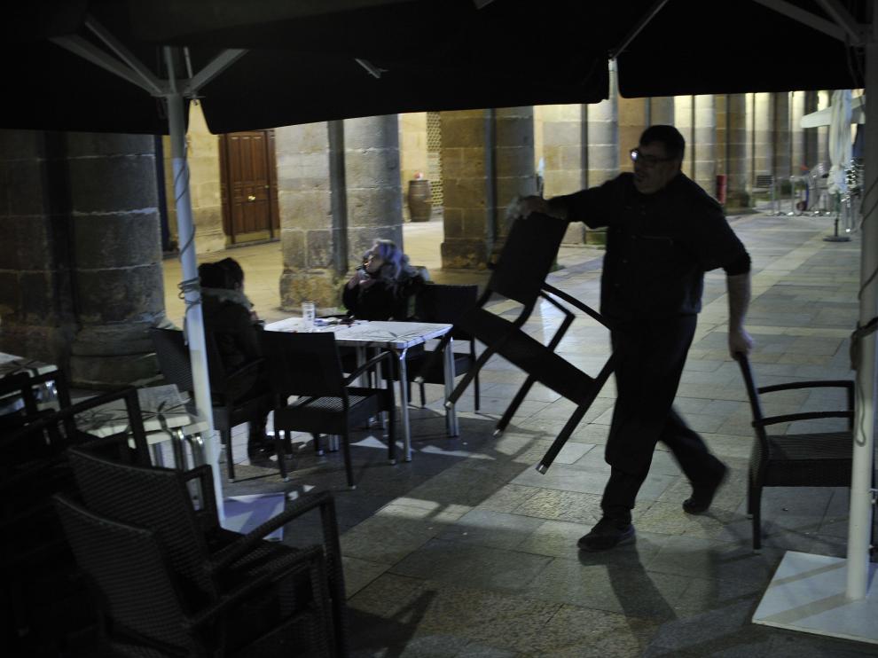 Un empleado de hostelería, uno de los sectores más inspeccionados.