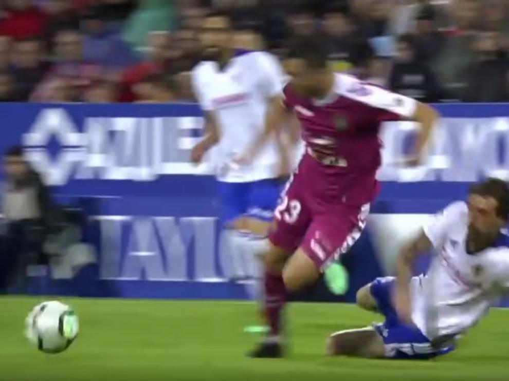 Momento en el que Eguaras se lanza al suelo y Óscar Plano comienza a caerse, simulando una entrada dura del zaragocista.
