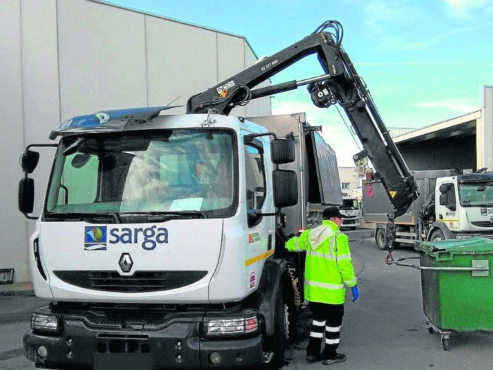 Un camión de la empresa pública Sarga recoge un contenedor con cadáveres de animales.