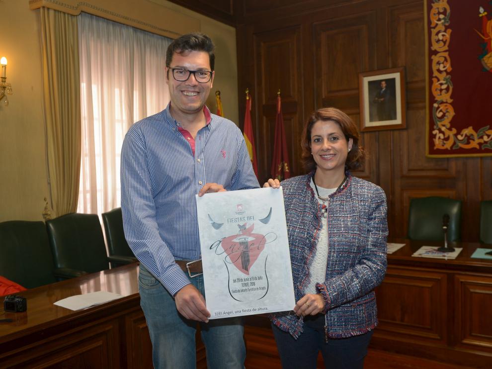 Javier Domingo, concejal de Fiestas, y Emma Buj, alcaldesa de Teruel, con el cartel ganador