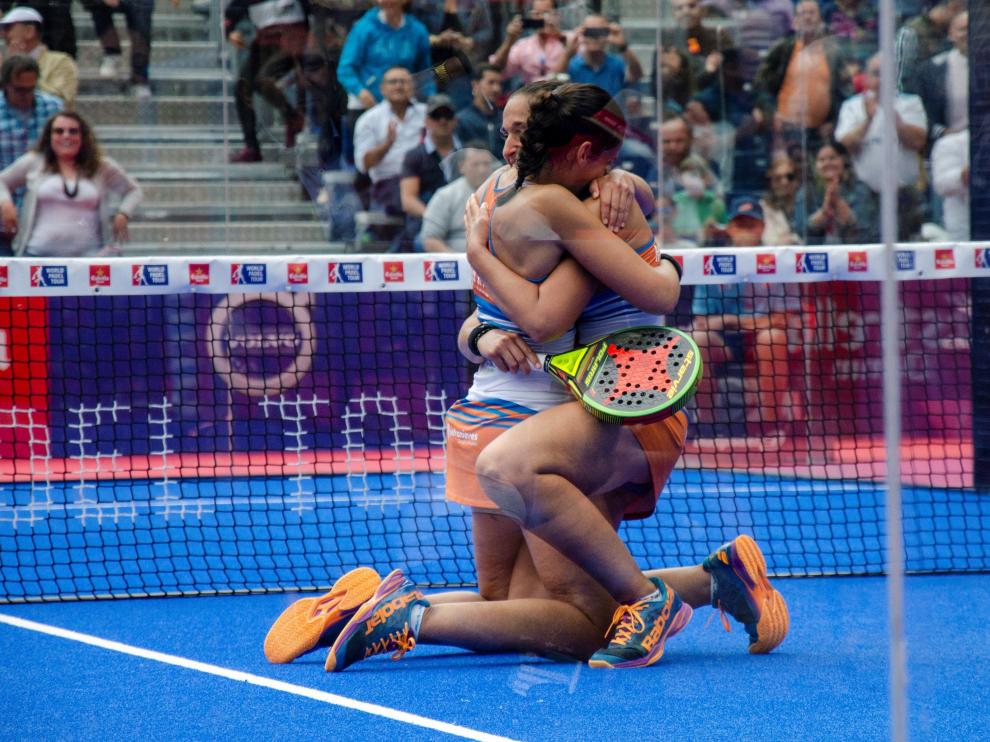 Mapi y Majo se abrazan tras obtener la victoria este domingo en el Jaén Open.