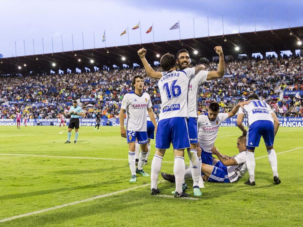 Los jugadores del Real Zaragoza celebran el 1-0 logrado por Borja Iglesias este domingo ante el Valladolid al poco de comenzar el partido.