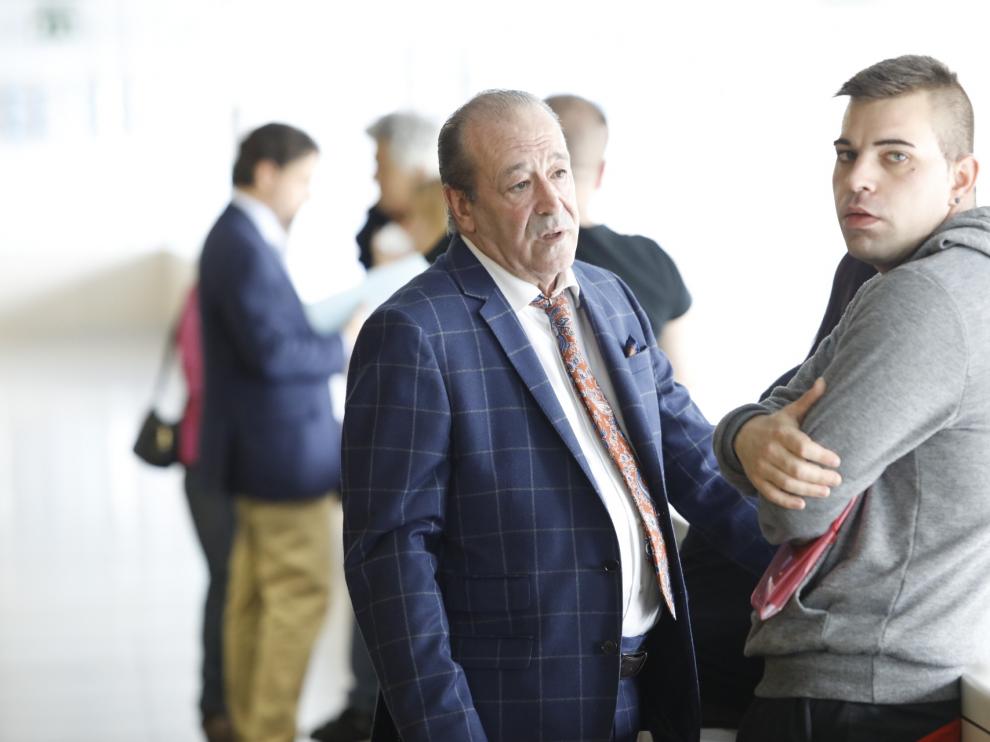 El acusado, Javier A., junto a su abogado, Javier Notivoli, antes de celebrarse el juicio en la Ciudad de la Justicia.