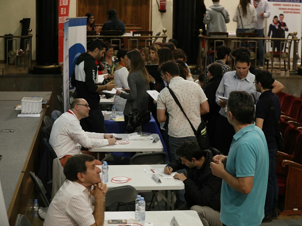 Decenas de jóvenes se han dado cita en la II Feria de Empleo y Emprendimiento de la Cámara de Comercio de Zaragoza