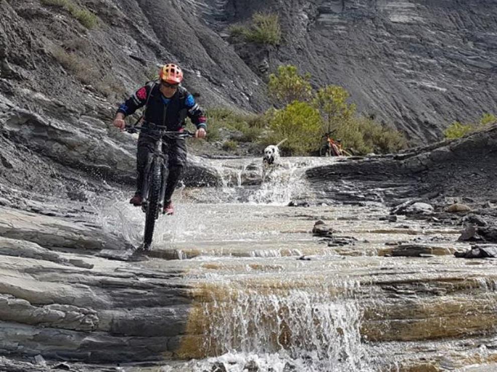 Un ciclista atraviesa una de las rutas para BTT de Sobrarbe
