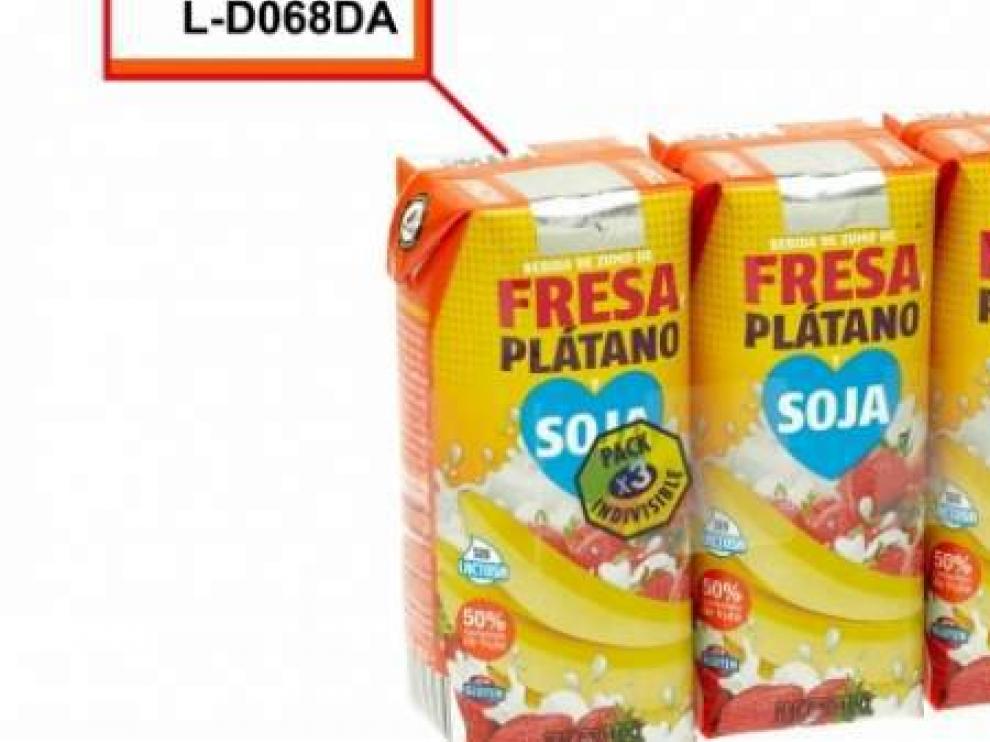 Bebida de soja con sabor a fresa y plátano, de la marca Hacendado, que se vende en un pack de tres envases de 330 mililitros.