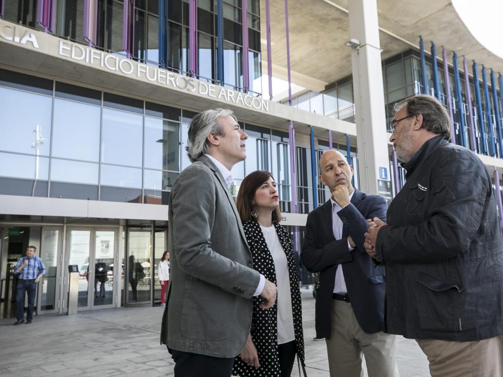 Jorge Azcón, Sara Fernández, Carmelo Asensio y Carlos Pérez Anadón, el pasado jueves, cuando comparecieron en la Ciudad de la Justicia para personarse en el pleito impulsado por ZEC.