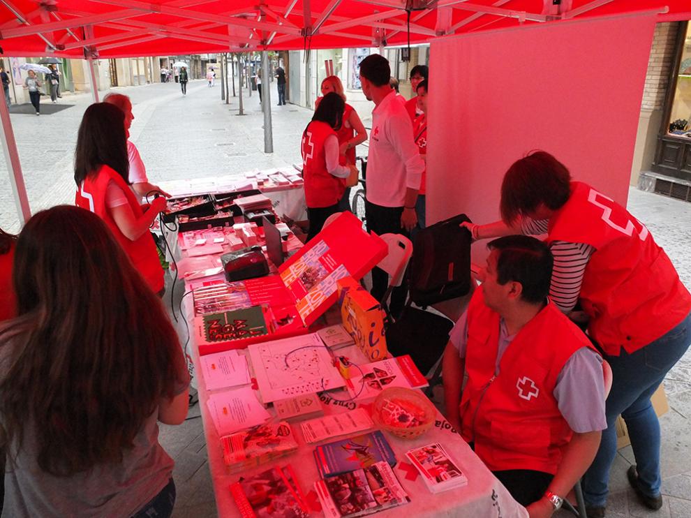 Una mesa informativa de Cruz Roja