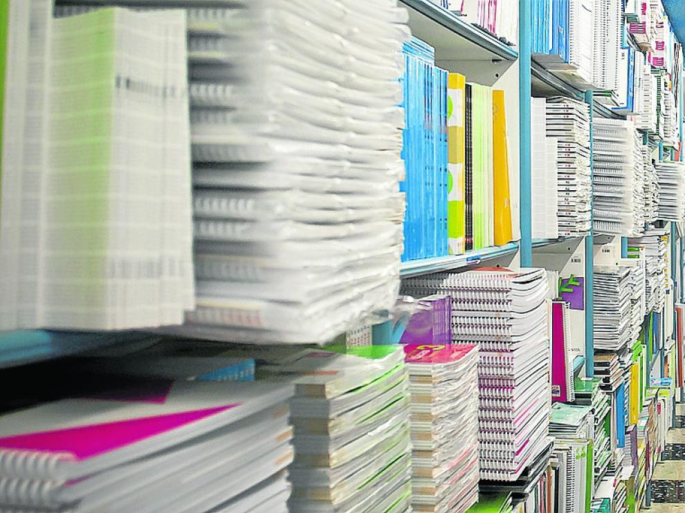 Libros de texto almacenados en una librería de Zaragoza a comienzos de la pasada campaña escolar