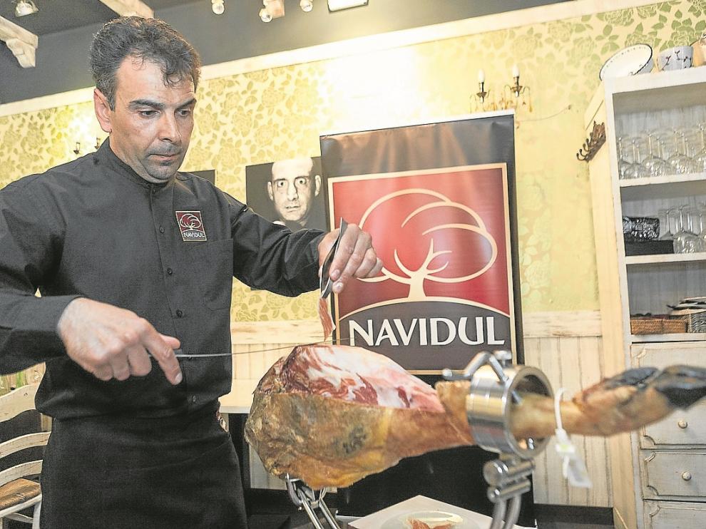 Santiago González, en la clase y cata de jamón que tuvo lugar el jueves en Zaragoza.