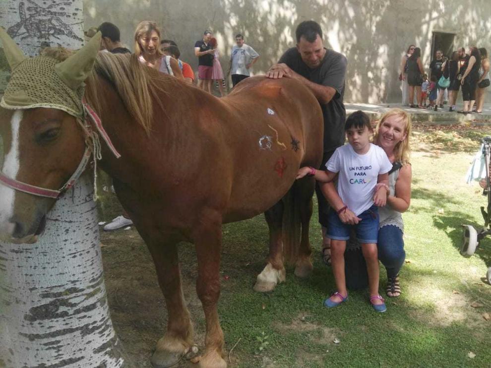 La zaragozana Virginia Gómez ha dejado de trabajar para cuidar a su hija Carla de 10 años, que tiene parálisis cerebral.