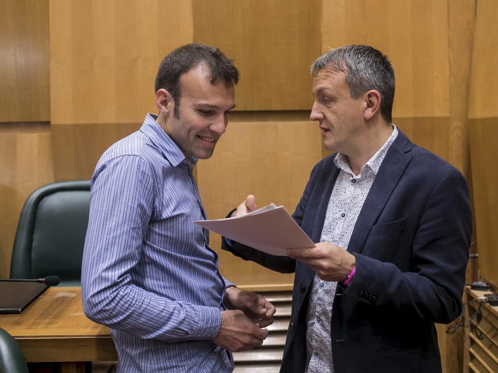 Pablo Muñoz y Fernando Rivarés, en el pleno municipal de este lunes.