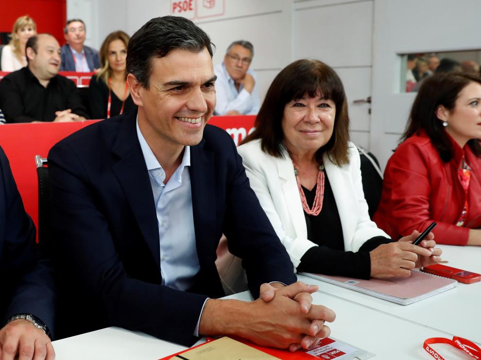 El secretario general del PSOE, Pedro Sánchez, junto a la presidenta Cristina Narbona.