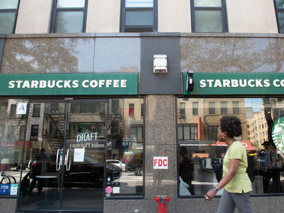Un local de Starbucks cerrado en la ciudad de Nueva York.