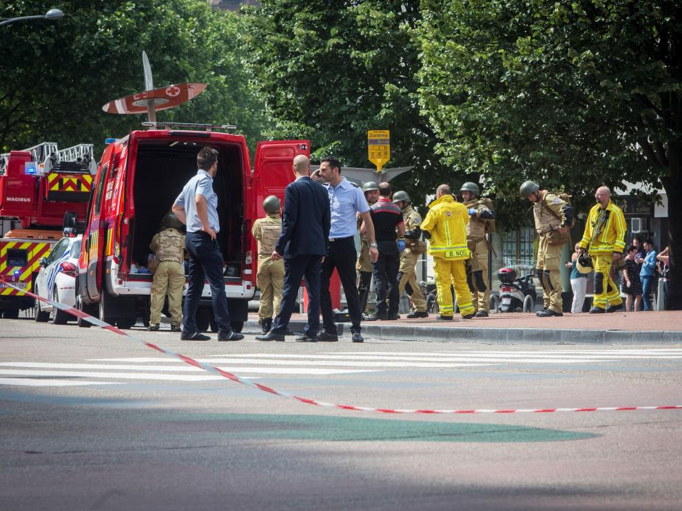 Artificieros permanecen en el lugar de un tiroteo en Lieja, Bélgica, hoy, 29 de mayo de 2018. Un hombre mató hoy a dos agentes de policía y a un pasajero de un coche en la ciudad belga de Lieja, durante un tiroteo ocurrido hoy, que la Fiscalía Federal investiga como un presunto caso de terrorismo