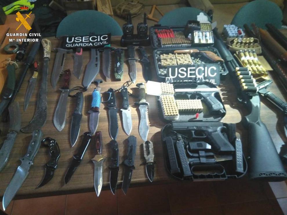 Parte de las armas incautadas en los domicilios del detenido