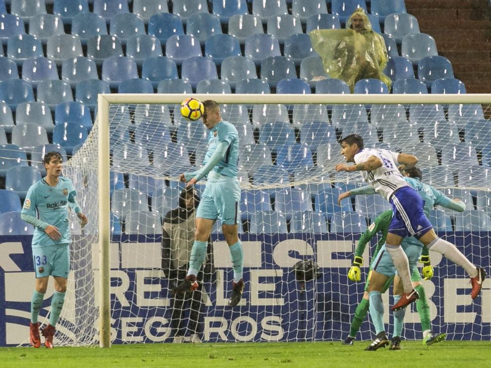 Grippo, con varios rivales del Barcelona B, en el partido de la primera vuelta jugado por el Real Zaragoza ante el filial culé en la noche de Reyes (1-1) en La Romareda.