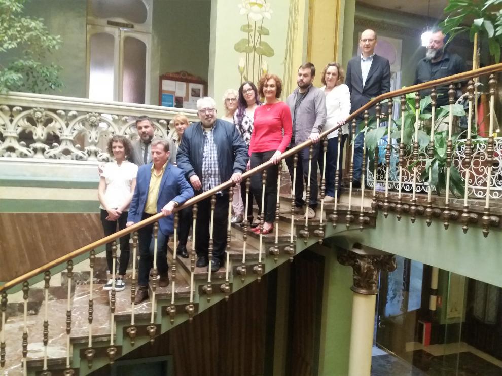 Representantes de la Academia del Cine Aragonés junto a algunos de los nominados a los Premios Simón 2018 en el Casino de Huesca.