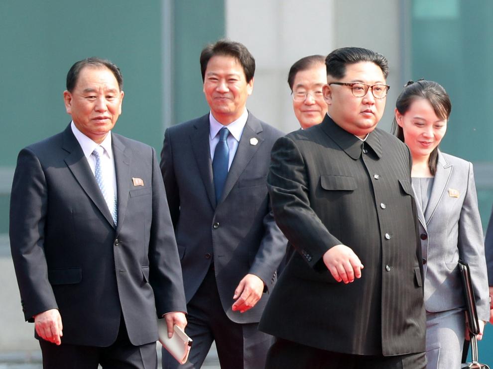 Kim Jong-un junto a uno de los altos argos del gobierno norcoreano, Kim Yong-chol a la izquierda