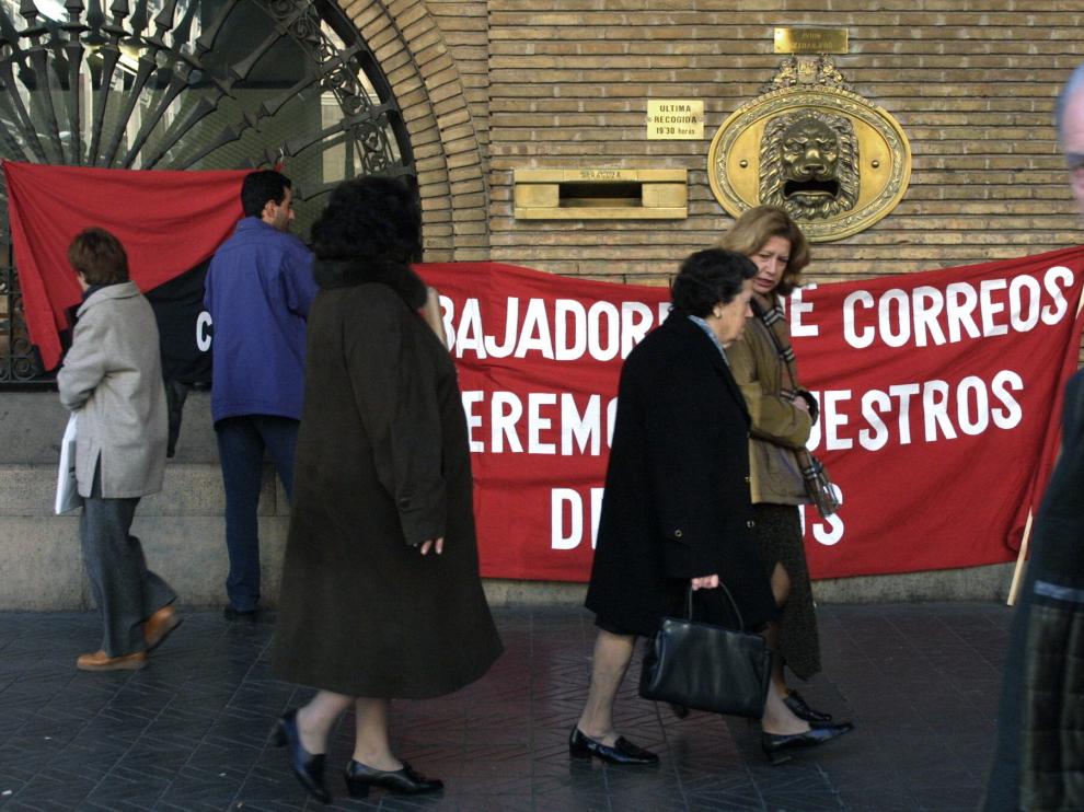 Imagen de archivo de una protesta ante las puertas de la oficina central de Correos en paseo de la Indepencia de Zaragoza