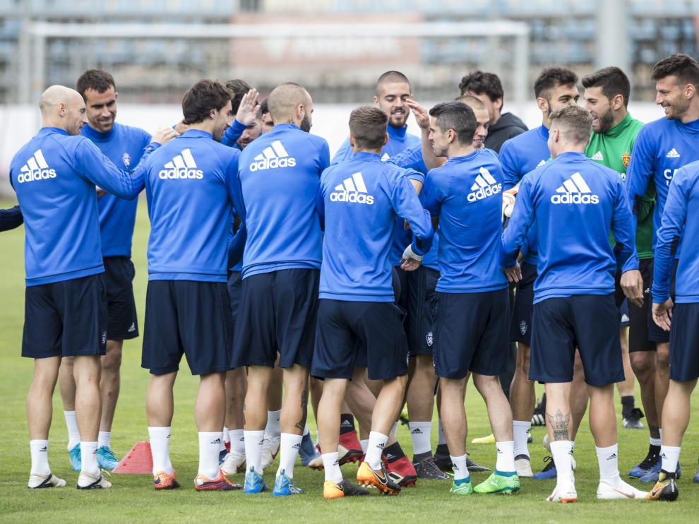Los jugadores del Real Zaragoza bromean antes del entrenamiento de este miércoles en la Ciudad Deportiva.