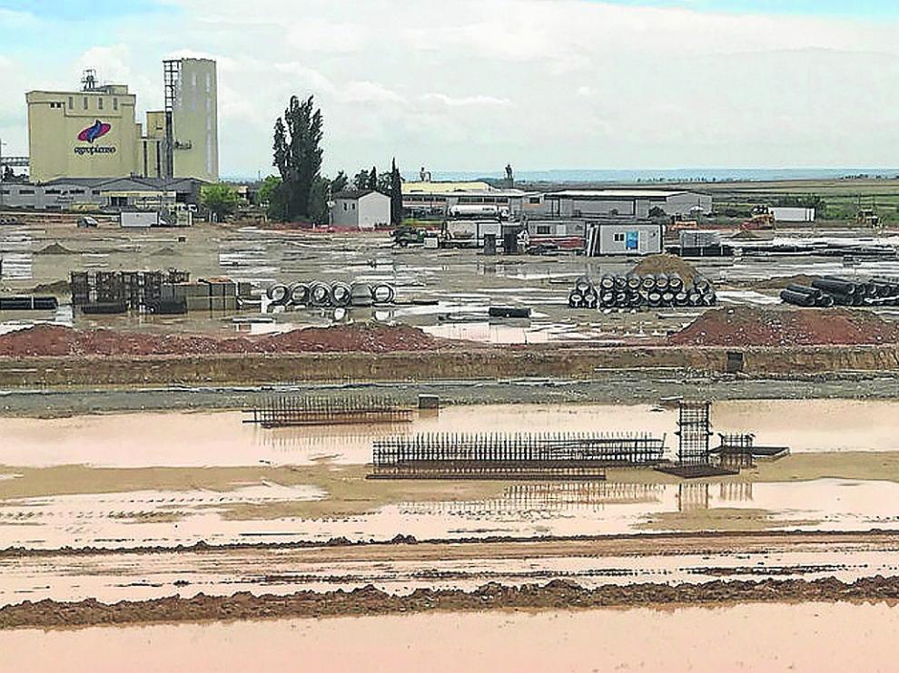 Las lluvias alteran los trabajos de movimiento de tierras. Las intensas precipitaciones registradas en los últimos días han convertido en una piscina los terrenos donde el grupo Pini levantará el matadero y han alterado el calendario de trabajo para realizar el movimiento de tierras y los muros perimetrales.