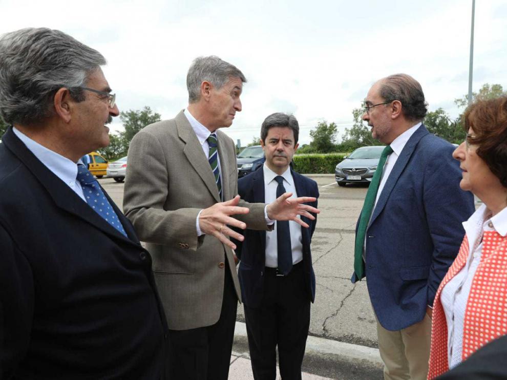 Javier Lambán, con el alcalde de Huesca y responsables de Atades, en el centro Manuel Artero de la organización