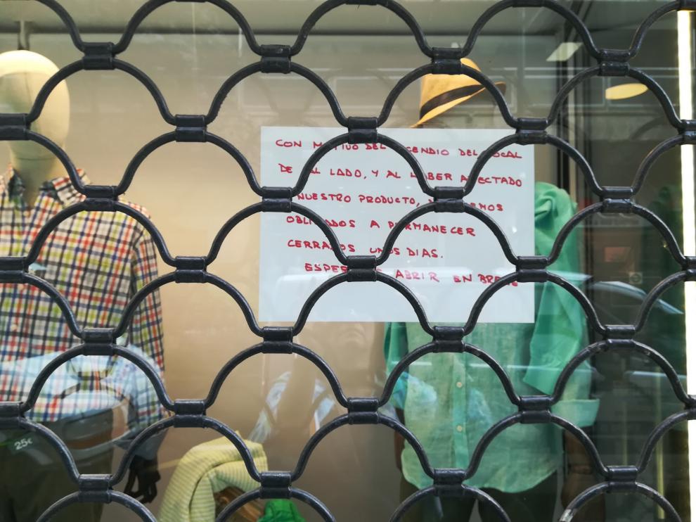 La tienda de ropa Notingham, situada en la calle de Marceliano Isábal, ha cerrado al haber resultado el género afectado por el humo del incendio.