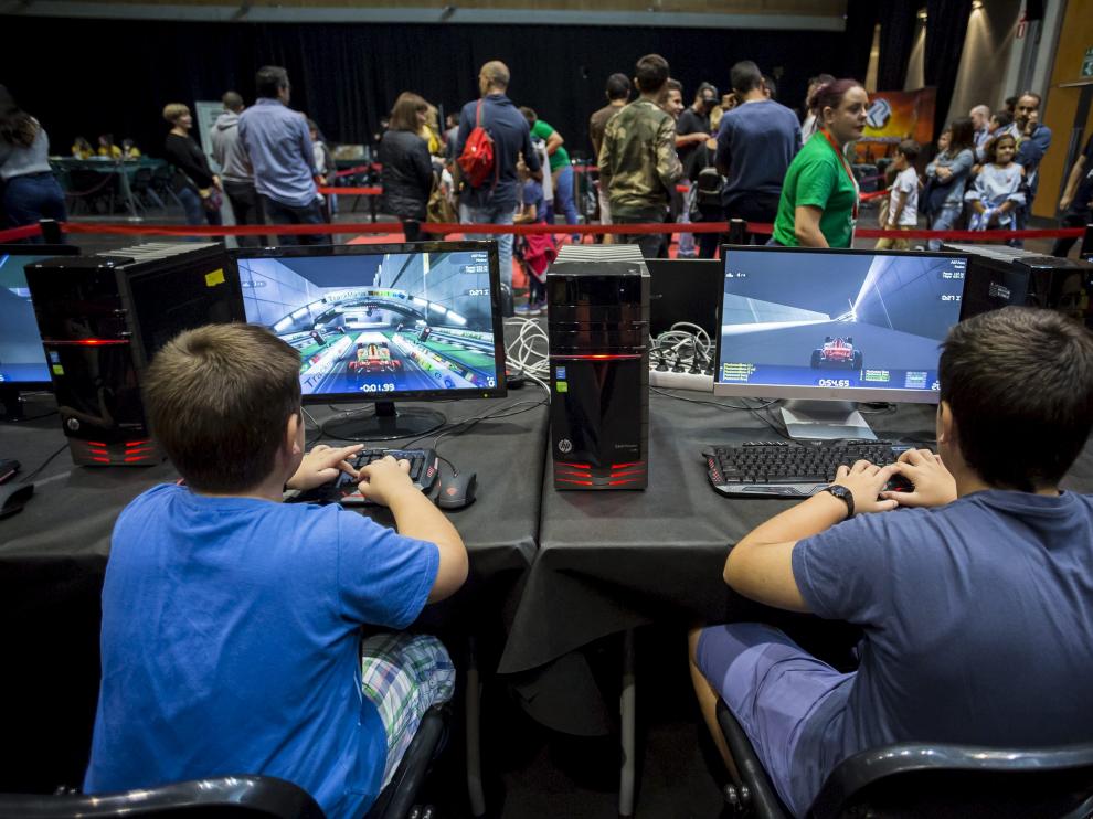 Adolescentes y jóvenes jugando a videojuegos en el espacio Pilar Joven, en 2017.