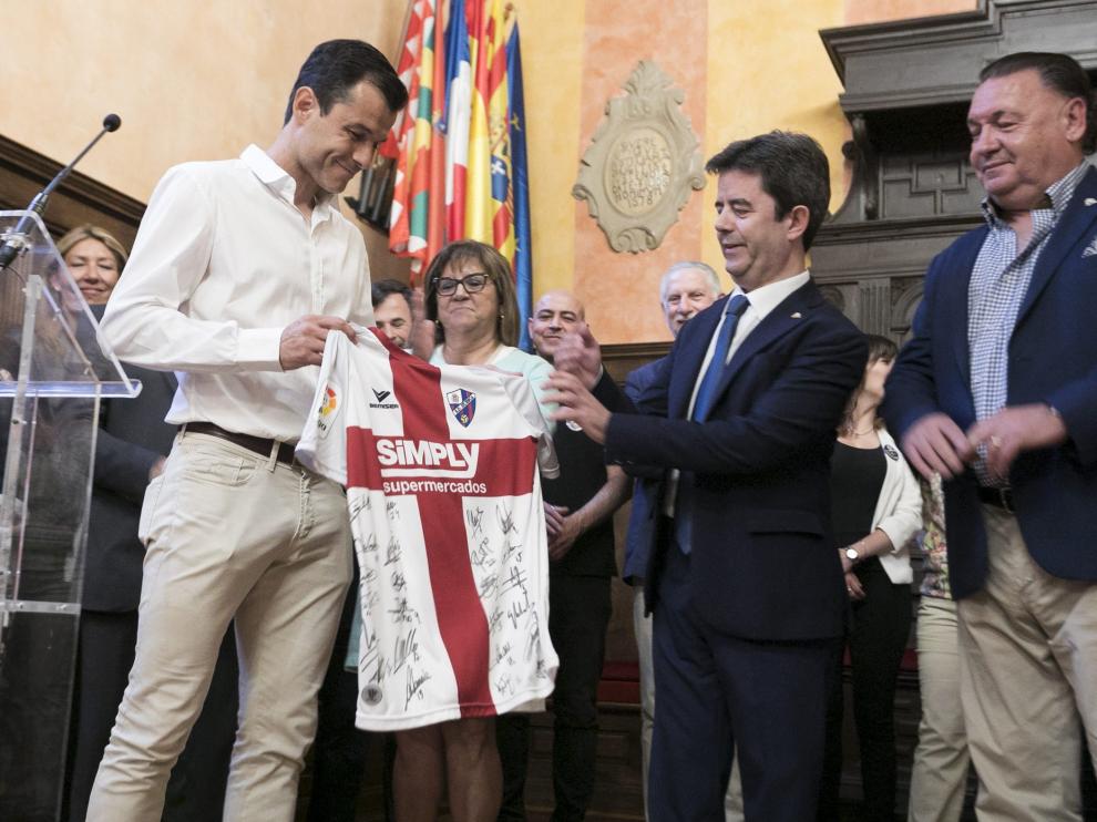 El capitán azulgrana Juanjo Camacho en la recepción del Ayuntamiento de Huesca por el ascenso esta pasada semana.