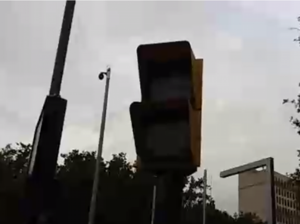 Uno de los semáforos apagados en paseo Pamplona