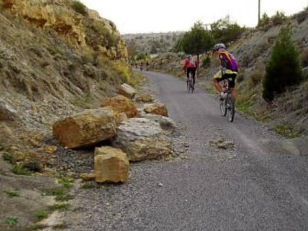 Tramo de la vía verde a su paso por La Puebla de Valverde.