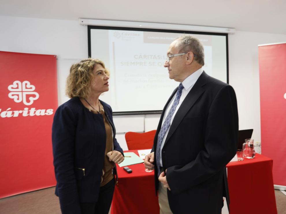 Cristina García, secretaria general de Cáritas Diocesana de Zaragoza, y Carlos Gómez, director de la entidad.