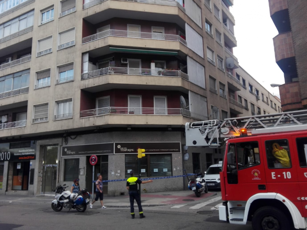 Los bomberos han acudido al lugar con una autoescala eléctrica de 30 metros.