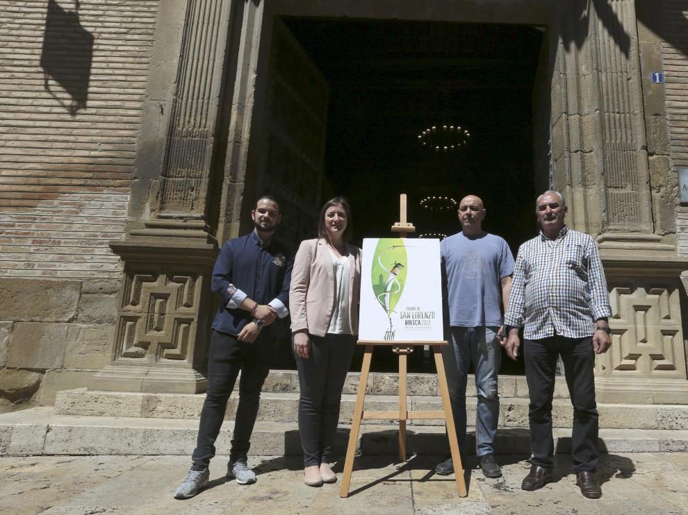Representantes municipales con el cartel elegido para las fiestas de San Lorenzo 2017