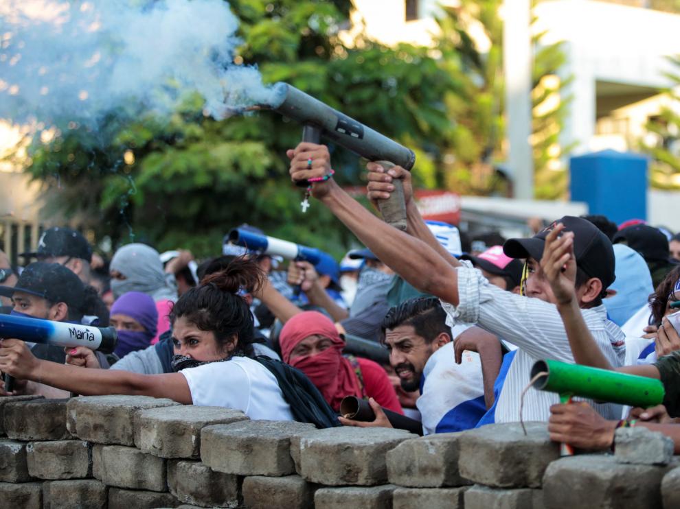 Los manifestantes lanzan un mortero casero durante una protesta contra el presiente de Nicaragua Daniel Ortega