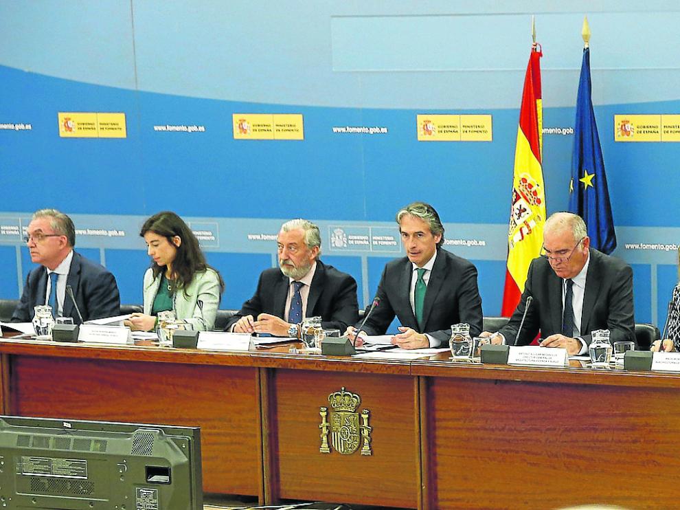 El ministro De la Serna, en el centro, presidió ayer la conferencia sectorial de Vivienda.