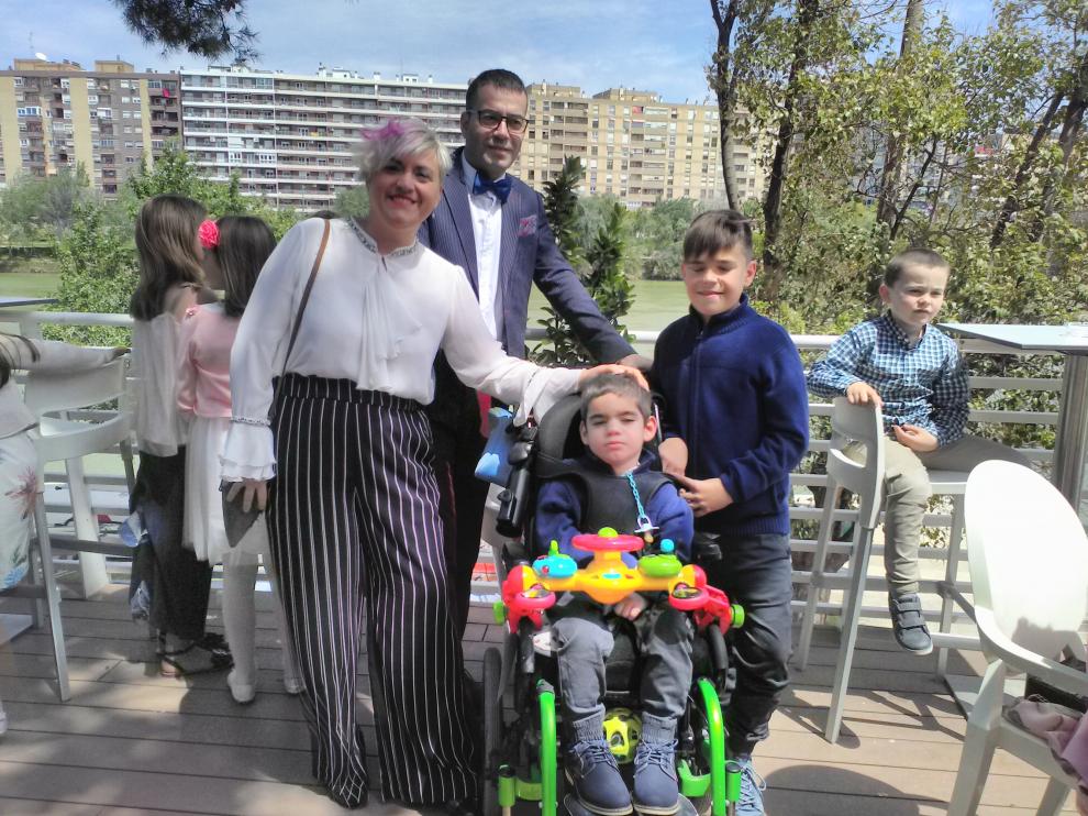 El pequeño Lizer, de 5 años, junto a sus padres y su hermano en Zaragoza.