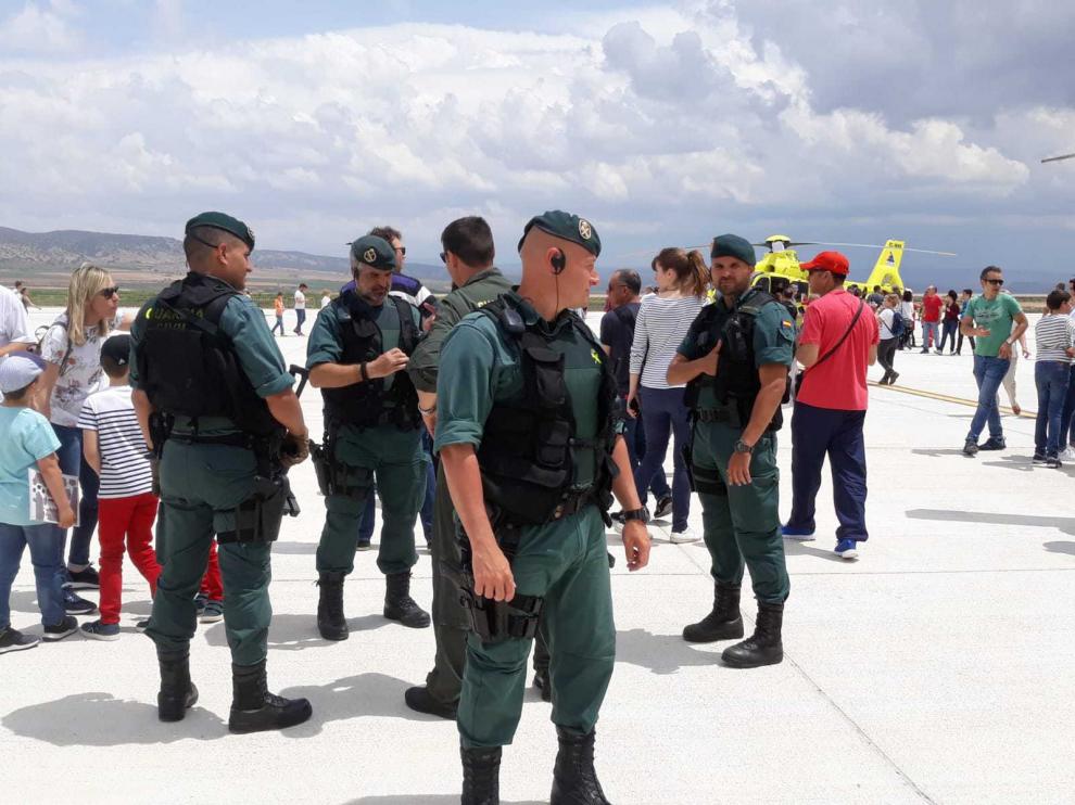 Agentes de la Usecic, durante su intervención en el quinto aniversario del aeropuerto de Teruel.