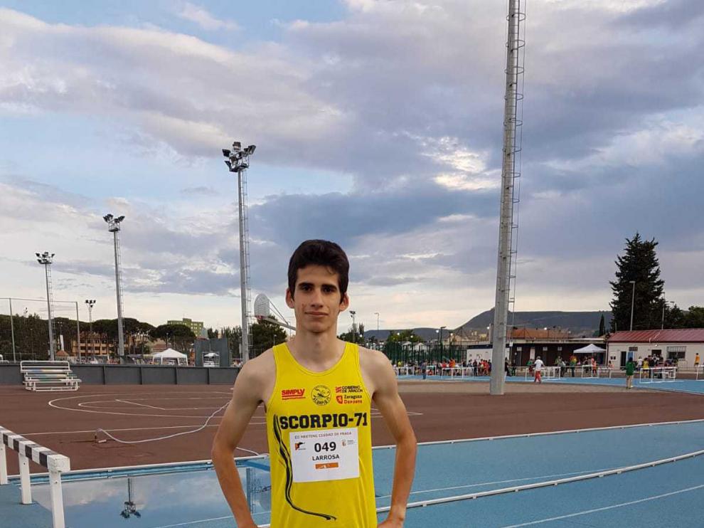 César Larrosa, en la pista de atletismo fragatina donde obtuvo el récord