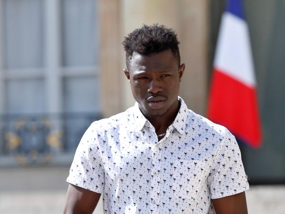 Mamoudou, el 'spiderman' francés que salvó a un niño que estaba a punto de caer al vacío, se convirtió en un héroe en Francia.