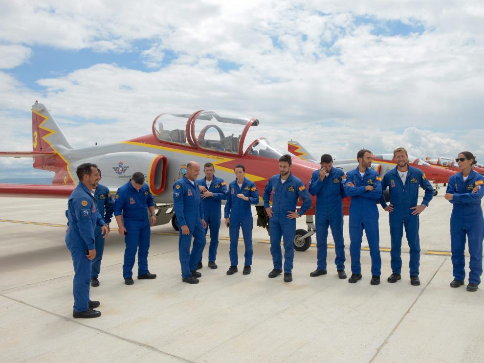 Los pilotos titulares y los de reserva, en el aeropuerto de Teruel después de aterrizar.