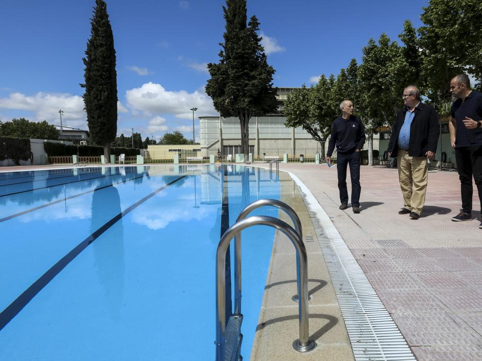 El concejal de Deportes,José María Romance, junto a personal del Patronato en las piscinas San Jorge de Huesca.
