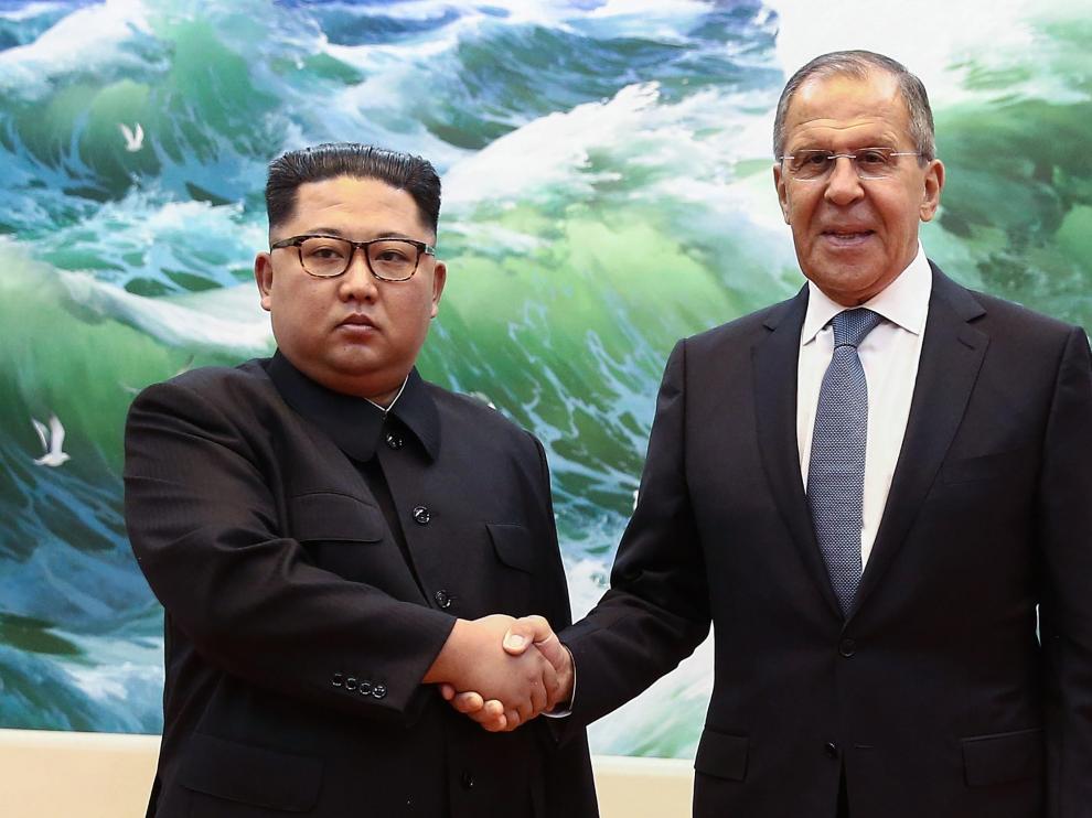 El líder norcoreano, Kim Jong-un y el ministro de Exteriores ruso, Serguéi Lavrov.